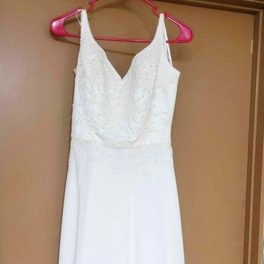 Very Beautiful Size 10 Eden Bridal Wedding Dress with small train